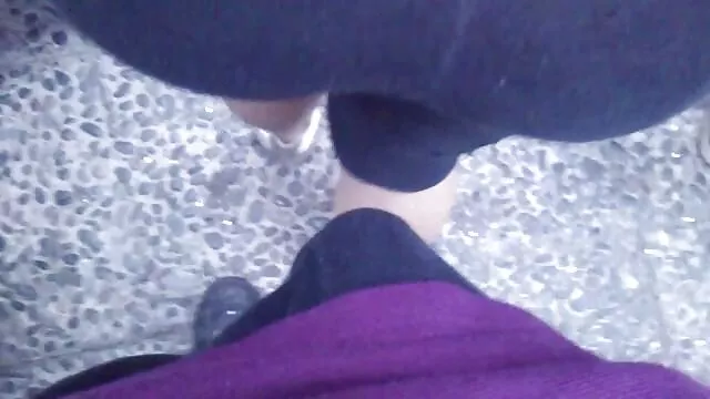 Un ragazzo sta pompando leggermente, leccare la film porno di vecchie gratis figa di una ragazza e farla piena di sperma