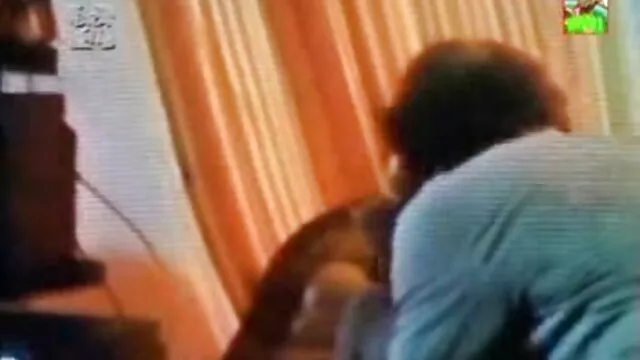 Una giovane ragazza con grande corpo, bella lingerie film hard con vecchi davanti all'obiettivo