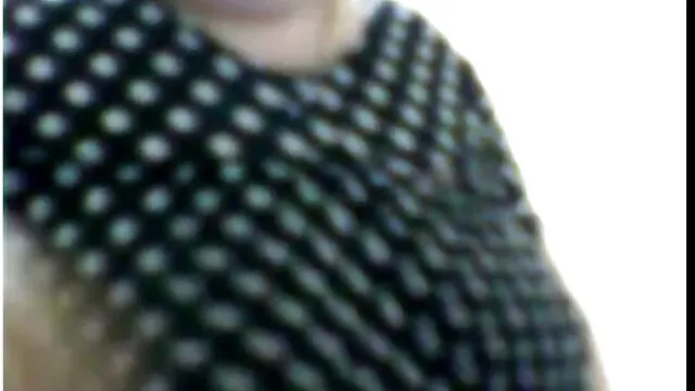 Ragazzo video porno di nonne troie masturbandosi su una cagna in collant strappati calzoni