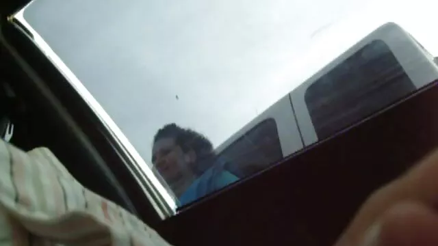Piccola ragazza dai capelli rossi con splendidi seni in possesso di penna di video vecchie arrapate lavoro