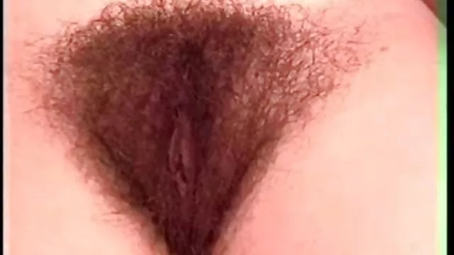 Giovane pulcino accarezzando le loro fighe in un ostello, e un video vecchie pompinare vicino di casa masturbandosi su di loro