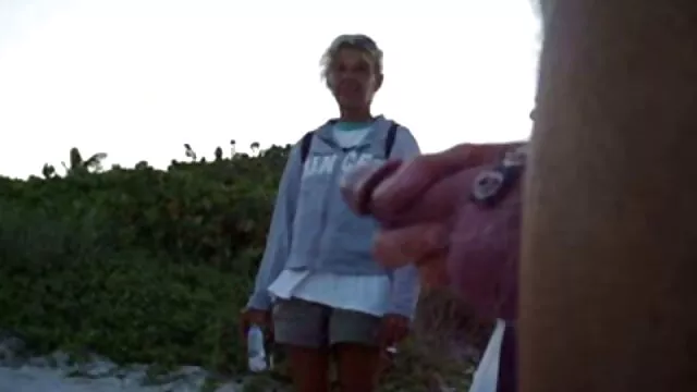 Una giovane madre, grassa, bbw con grandi tette che parla con suo video vecchie lesbiche marito che sta andando al bosco per coltivare patate, e stava portando un bastardo i suoi ragazzi insaziabili per tutto il giorno scopandosi a vicenda e riempì la figa del suo sperma