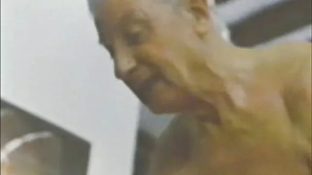 Una cagna succhiare un cazzo fino al suo fidanzato vicino a video porno dei vecchi un cestino