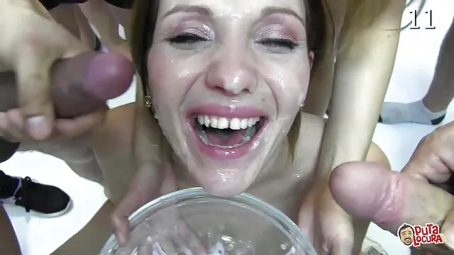 Due coppie nere, sexy, sedute comodamente sul divano in pelle largo, prima di film porno gratis vecchie troie tutto si leccano diligentemente il passo l'una con l'altra, poi si vestono sui fianchi, snelli con lo spessore della cinghia e si scopano a vicenda