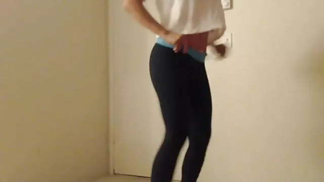 Sexy redhead cagna in un abito rosso ama nonne porche video gratis scopare