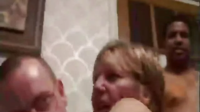 Ragazza, capelli neri, culo grosso con un paio di tette piccole è diventato un crostaceo, chinò un po ' e il film porno giovani e vecchi ragazzo, inserimento, grosso cazzo, grosso cazzo, grande lei nell'ano di babe
