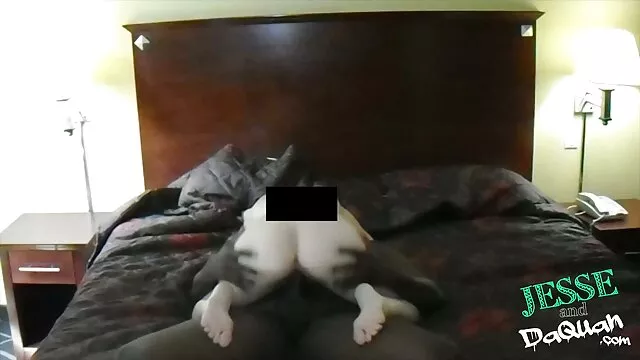 Una bionda, bella, lasciata completamente sola nella villa, la sua grande, nuda seduta sulla scala di legno e divertente ha una figa rasata pulita deliziosa con mani abili e impressione di video porno con vecchi dildo