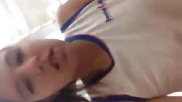 Si svegliò dopo un sogno erotico piacevole, una giovane ragazza con i capelli castani giù le vecchie troie da monta mutandine bagnato giù e ha iniziato accarezzando le labbra e il suo clitoride.