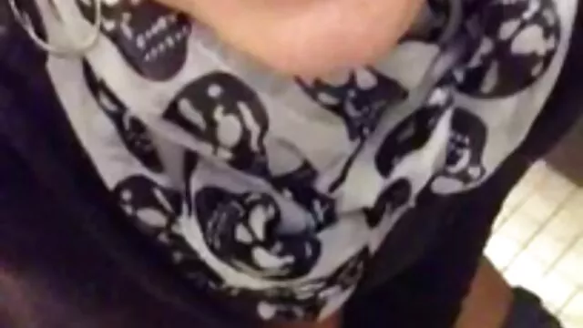 Sexy video vecchie pelose bionda Janet accarezzare se stessa sul divano