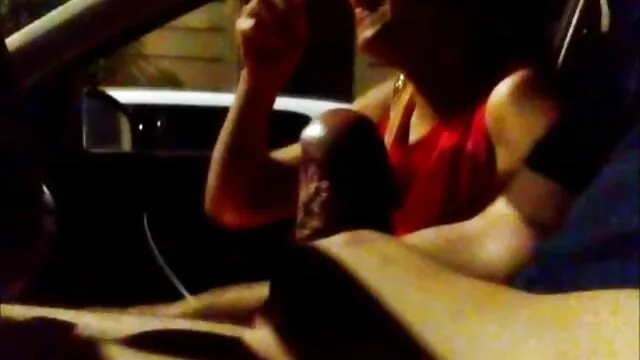 Una ragazza di neve sexy con gli occhi belli è seduta su un grosso atto f grasso, che sarebbe un regalo per tutti per video nonne grasse il nuovo anno
