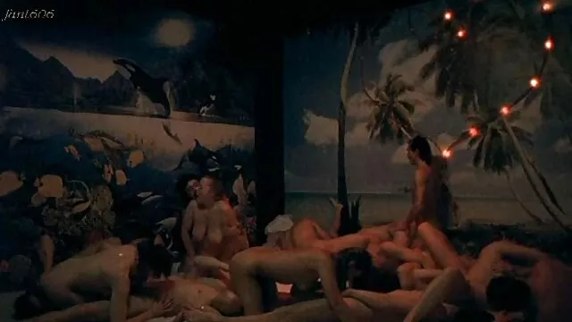 Amarna Miller amorosamente sul video vecchi con ragazze divano