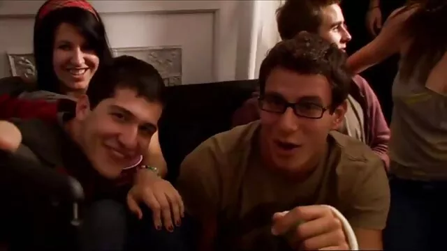 Una giovane studentessa anziane troie bionda sorella con il suo patrigno