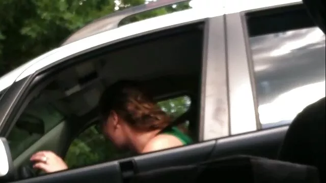 Un ragazzo calvizie scopa una video amatoriale vecchie giovane bionda con piercing sulla figa, capezzoli, e l'ombelico