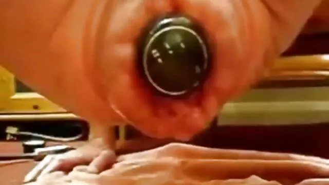 Ragazza, magro, abbronzato, si è rivelato essere una ninfomane, davvero, quei due ragazzi hanno dovuto strapparla in tutti i buchi, e molti video vecchi e giovani altri
