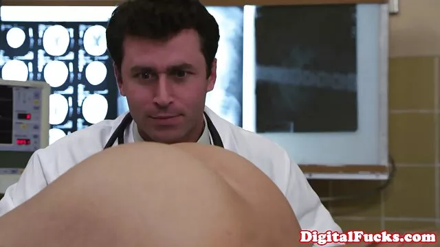 Maturo signora film porno con vecchie donne con grande tette scopata da vicino all'aperto