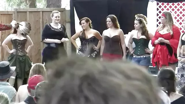 Grasso bruna accarezzando il suo corpo video porno vecchie con ragazzi sinuoso