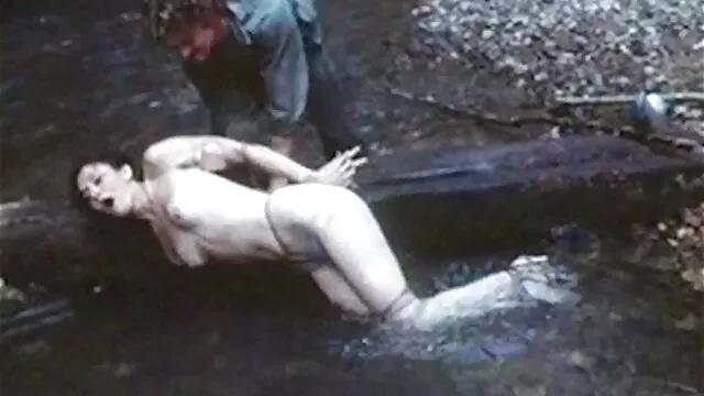 Il ragazzo vede la ragazza si sta esercitando e vuole avere il suo corpo caldo, giocano con la tua figa un po ' e poi lui la scopa proprio sul vecchie troie xxx pavimento