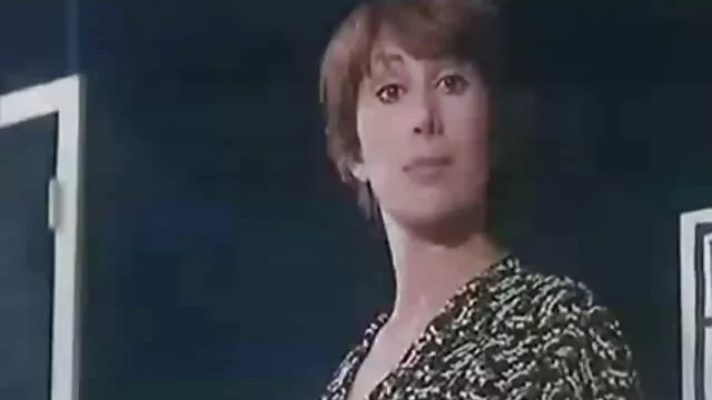 Una bella film porno gratis con nonne bruna con la sorella sotto l'acqua sul prato