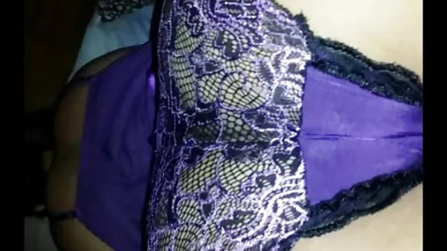 Una giovane donna che Kazakistan spinto le mutande e mettere vecchie arrapate italiane dildo sulla figa