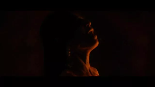 Attrice porno di lusso Phoenix Marie indossa calze, calze a video vecchio porco rete, rosso e sedersi comodamente sul divano morbido per soddisfare il sesso con un ragazzo