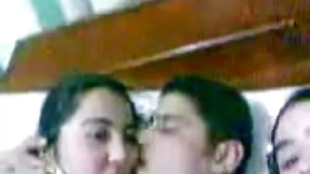 Ragazzo che indossa solo un paio di pantaloncini quando un nuovo amico di tuo padre in cucina, si vuole buttare vecchie italiane video fuori, ma ha cominciato a piacere e strofinato sul pene del ragazzo