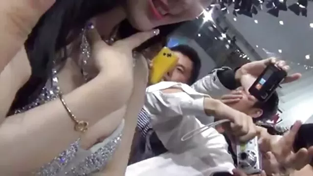 Una sorella carina video vecchie pompinare e appassionata, una dolce ragazza bruna in cucina