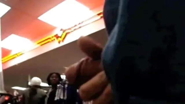 Ha un tatuaggio vecchi e giovani xxx sul lato tirante gentile poi scese di nuovo alla telecamera può vedere chiaramente come ha lavorato con figa e labbra tratto come come