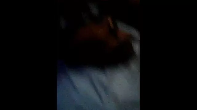 Barista, vedendo una bella ragazza video hard gratis vecchie sta bevendo vino da solo, attendere che tutti i clienti di lasciare e ricevimenti donna un bicchiere di cocktail, iniziare affascina la bella solitudine