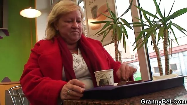 Gli uomini si sono comportati bene tutto l'anno, e così Babbo Natale gli ha mandato un grande dono xxx nonne porche come schiavo del sesso, che soddisferà tutte le fantasie sessuali di lui