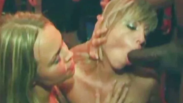 Sierra sin film porno di anziani succhia il cazzo di una pompa nam