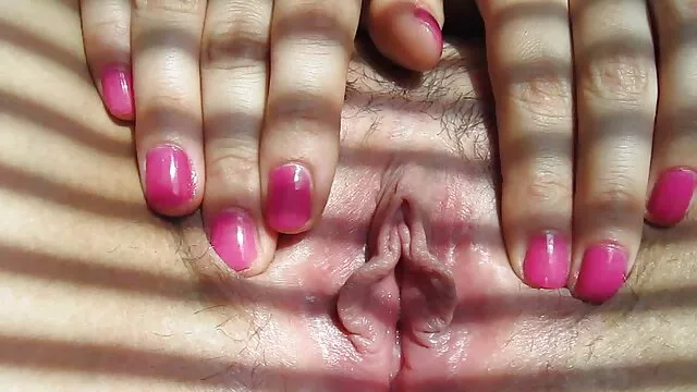 Una bionda snella sedersi comodamente su una sedia in piscina, nudo e iniziare video nonna pompinara accarezzando le gambe snelle e accarezzando, figa rasata il suo bagnato