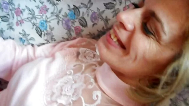 Babe accarezzando film porno gratis donne anziane rasata L. sul pavimento