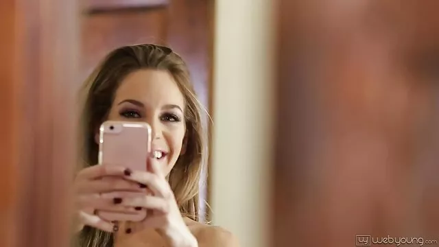 Calda film porno con anziane bionda accarezzando la figa in una limousine