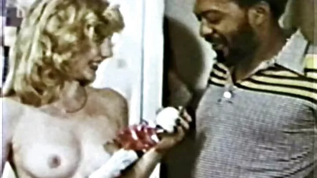 Bella cameriera leccare video porno vecchie mature la sua amante di L.