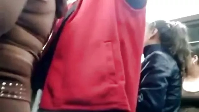 Una bella, abbronzata bionda sorella con video amatoriali anziani due uomini