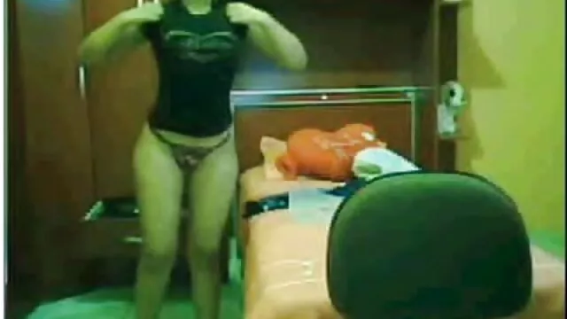 Cazzo di grasso video porno di anziani per il suo divertimento con un dildo rosa
